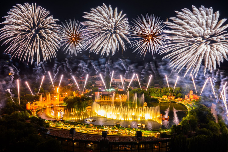 La Cinéscénie du Puy du Fou illuminée par les feux d'artifice