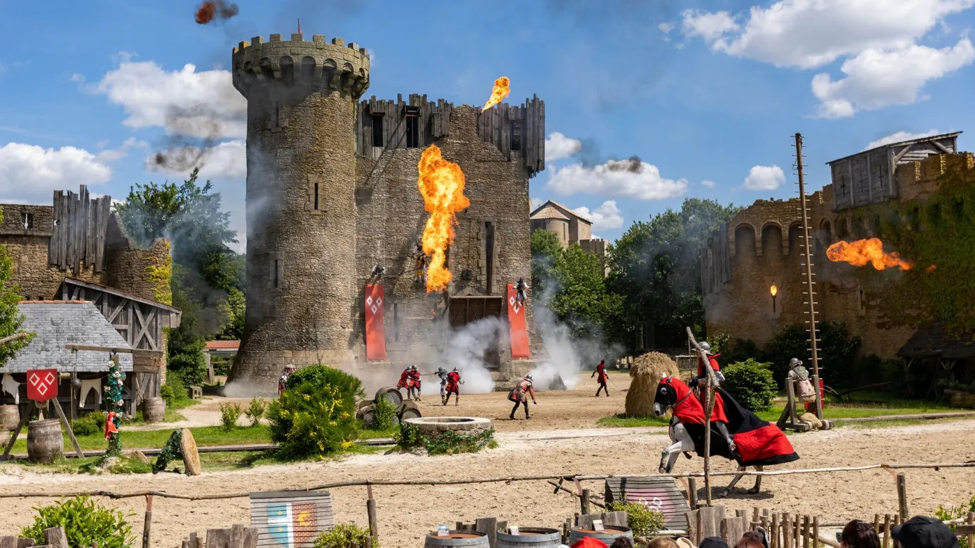 Le Secret de la Lance, assaut de chevaliers devant le château